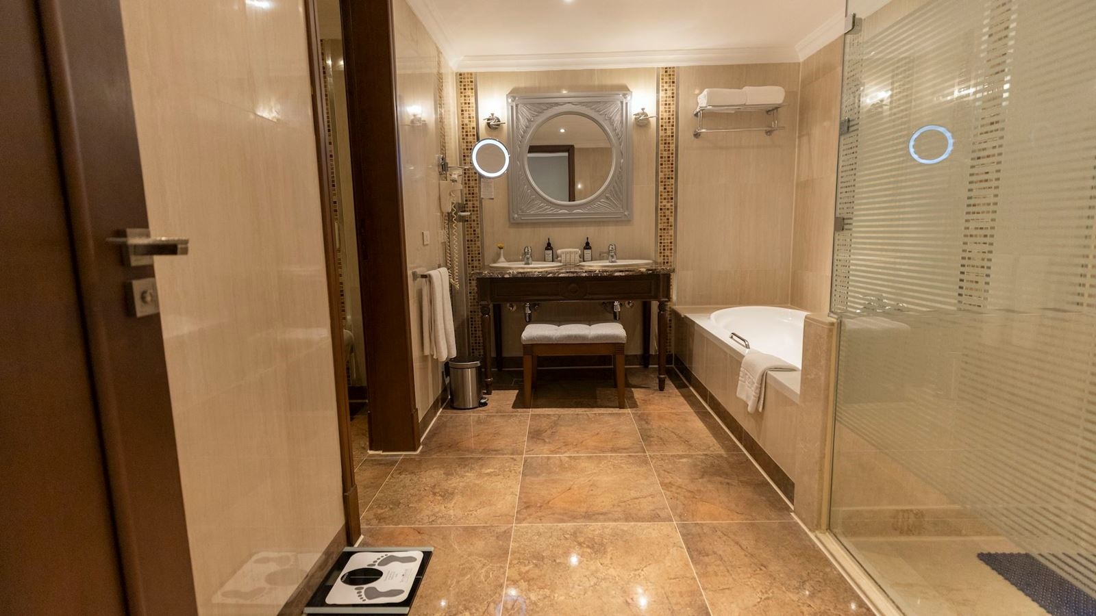 rooms-crystal-pool-suite-sea-view-posh-club