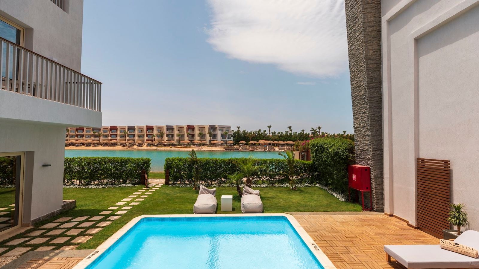 rooms-crystal-pool-suite-sea-view-posh-club