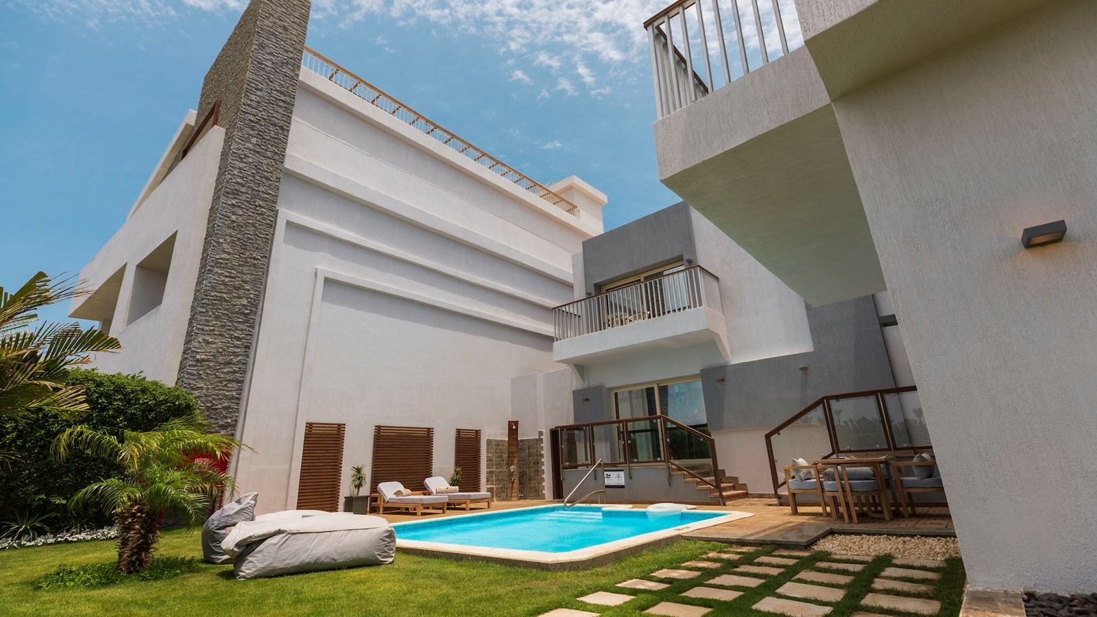 rooms-crystal-pool-suite-sea-view-posh-club