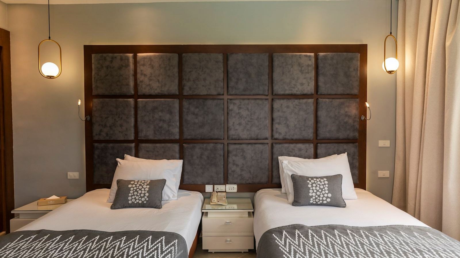 rooms-crystal-pool-suite-sea-view-posh-club