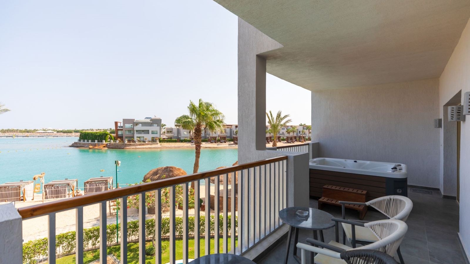 rooms-crystal-jacuzzi-suite-sea-view-posh-club