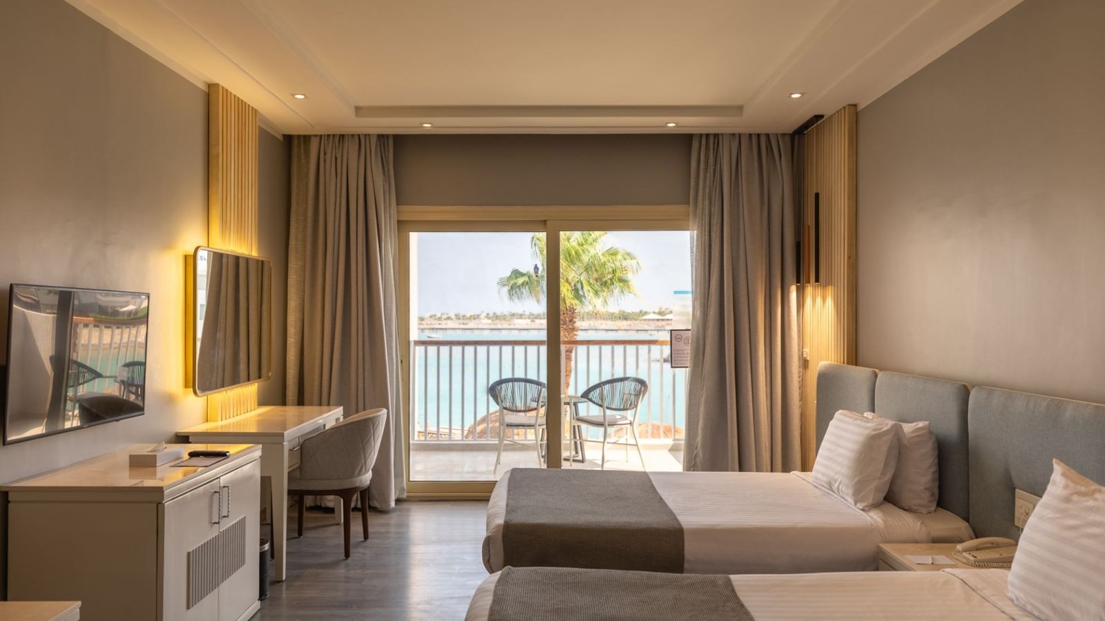 rooms-crystal-jacuzzi-suite-sea-view-posh-club