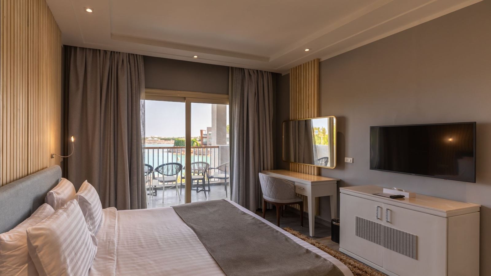 rooms-crystal-jacuzzi-suite-sea-view-posh-club