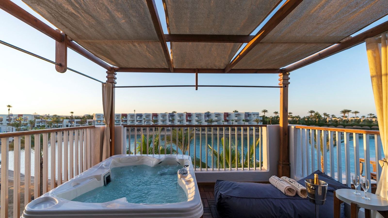 rooms-jacuzzi-suite-sea-view-posh-club