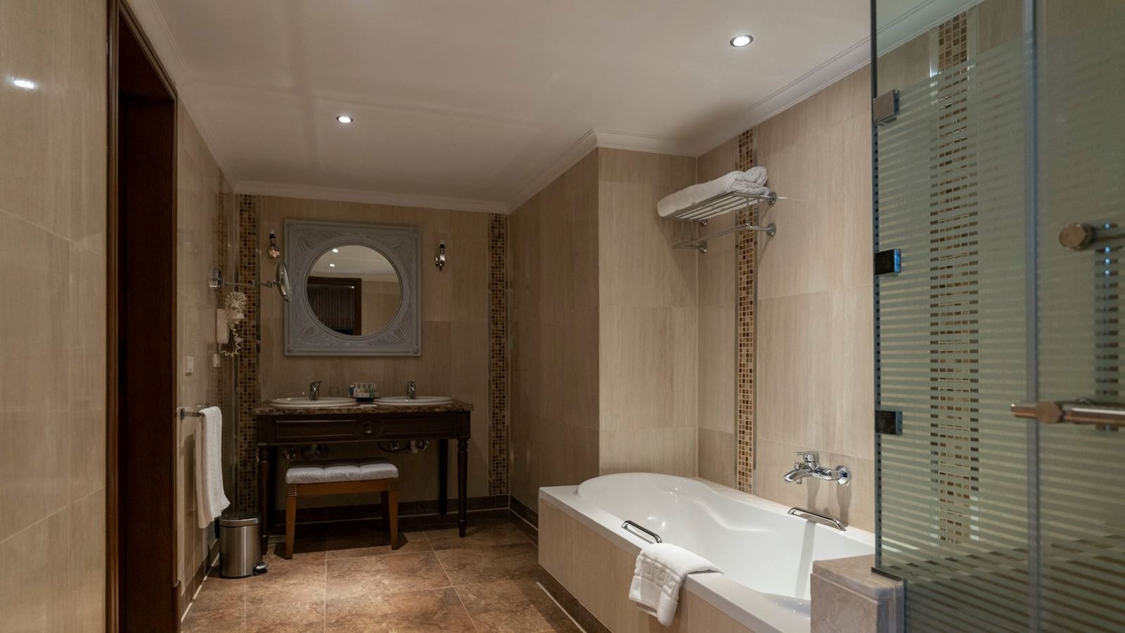 rooms-jacuzzi-suite-sea-view-posh-club