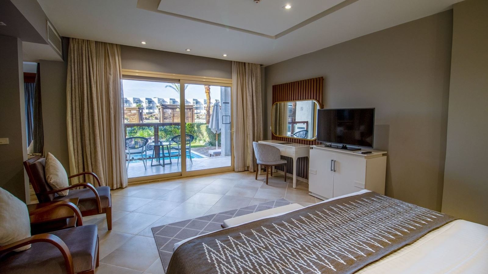 rooms-junior-swim-up-suite-posh-club