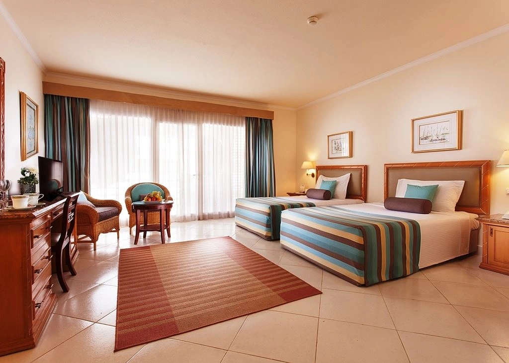 rooms-superior-room-pool--sea-view