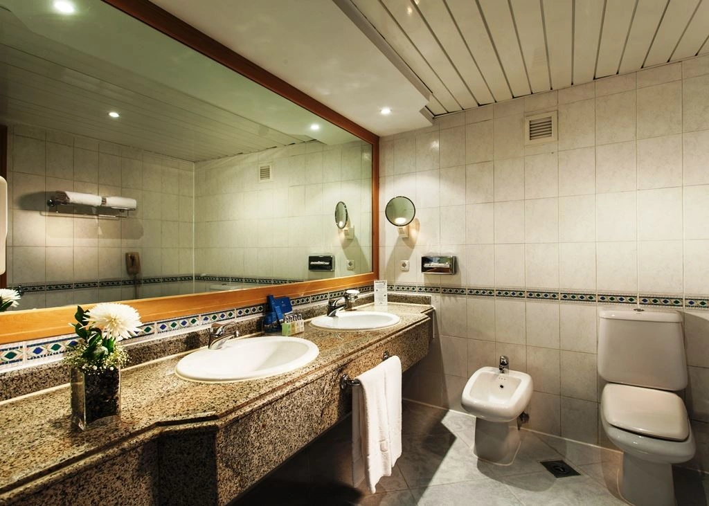 rooms-superior-room-pool--sea-view