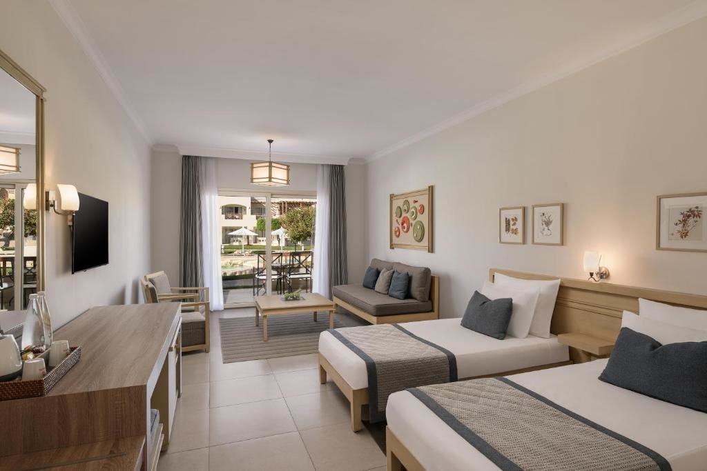 rooms-superior-room-pool-view