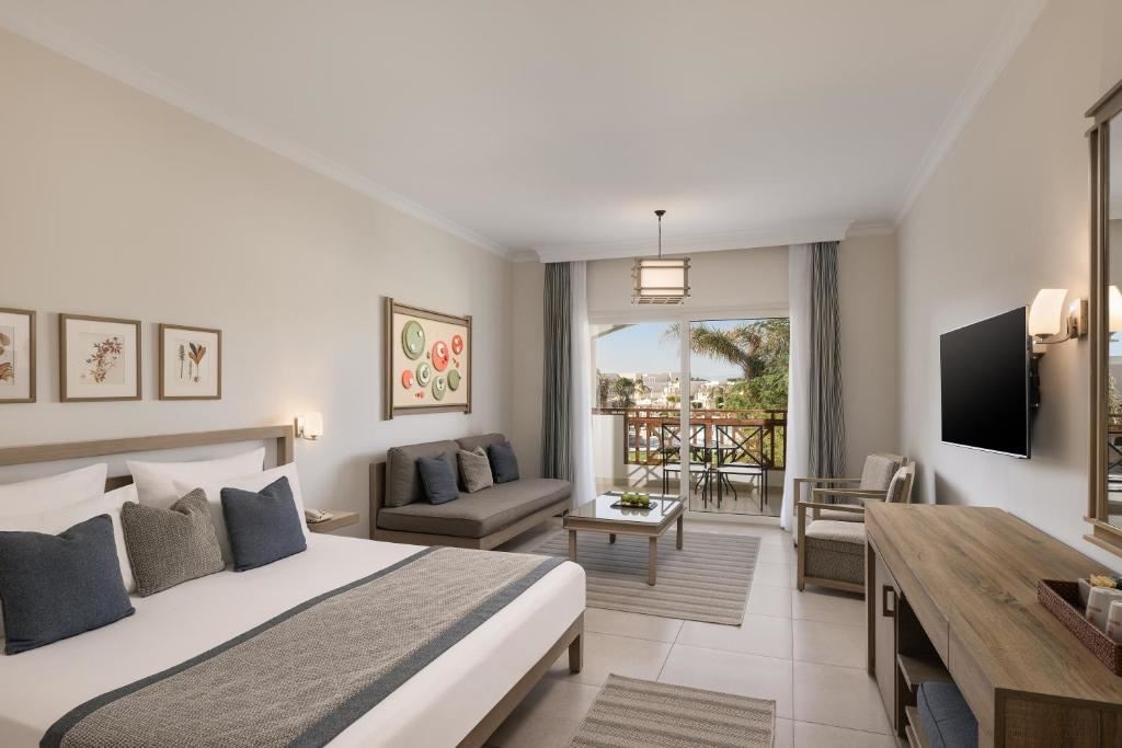 rooms-superior-room-pool-view