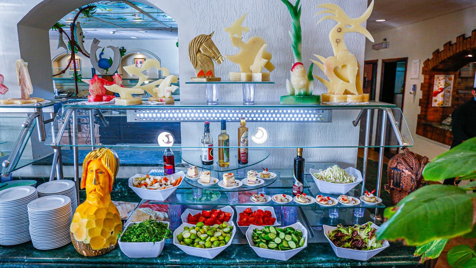 restaurants-main-restaurant--white-knight-seating-capacity-five-hundred-seat-open-buffet