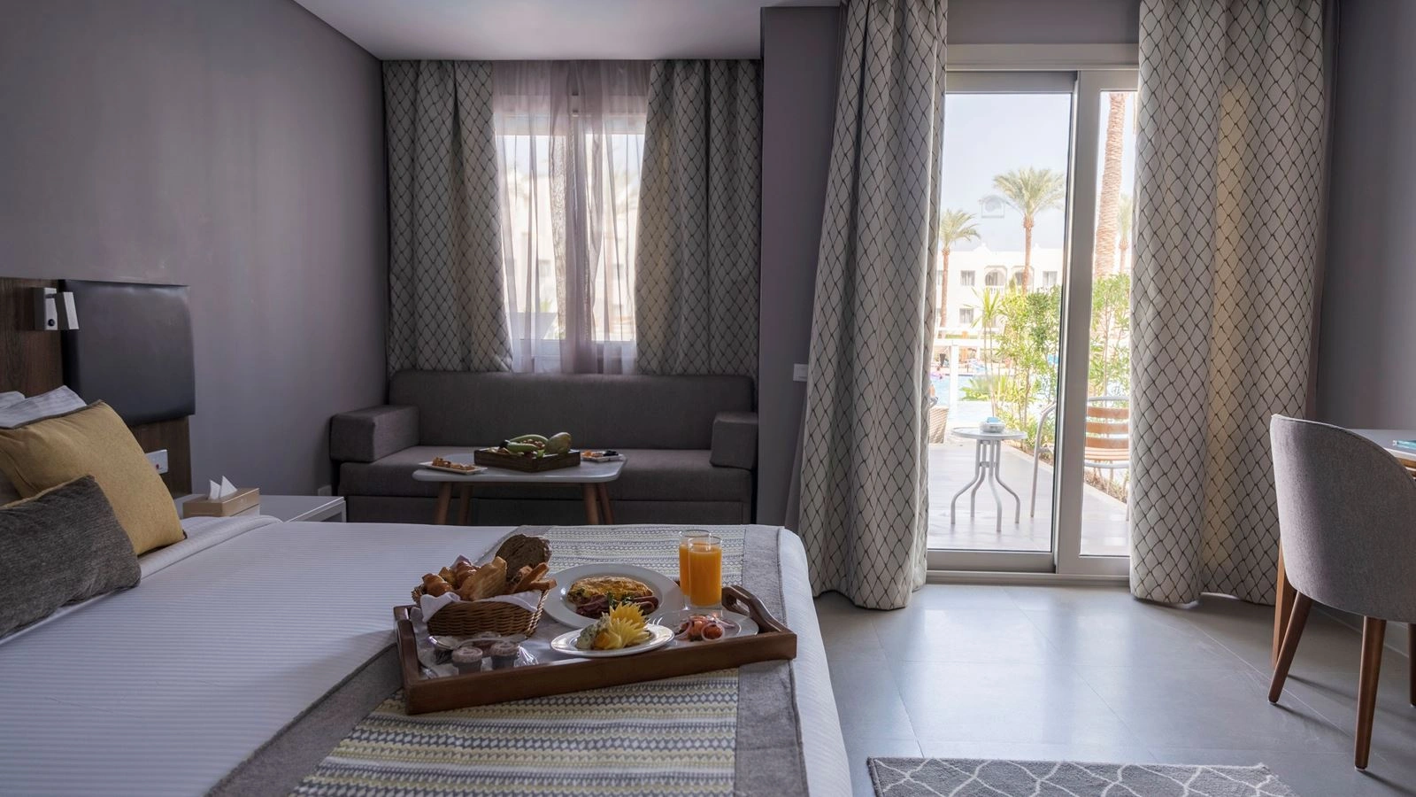 rooms-deluxe-swim-up-room