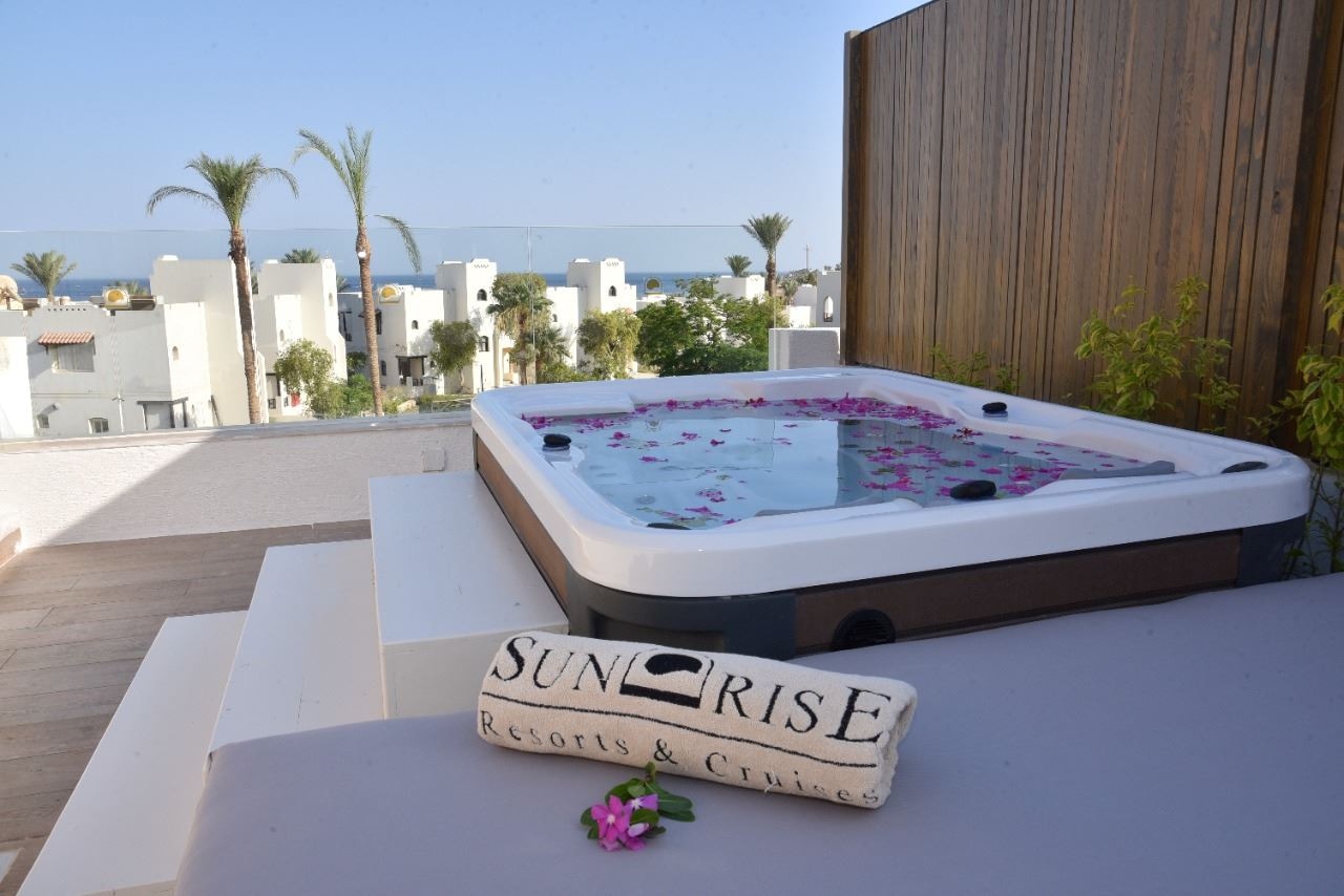 rooms-jacuzzi-suite-seapartial-sea-view