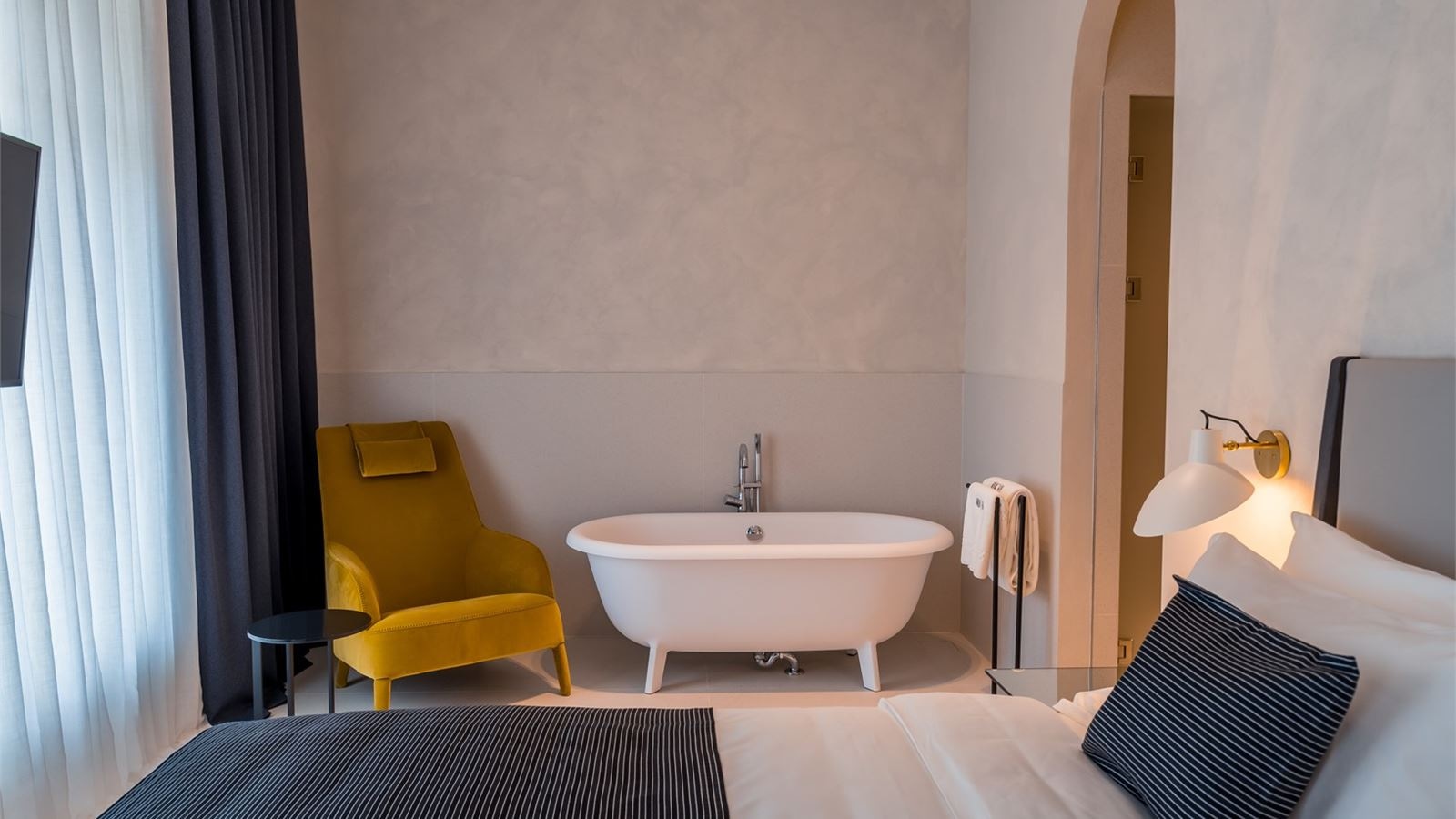 rooms-dbl-monochromefreedom-sq-view