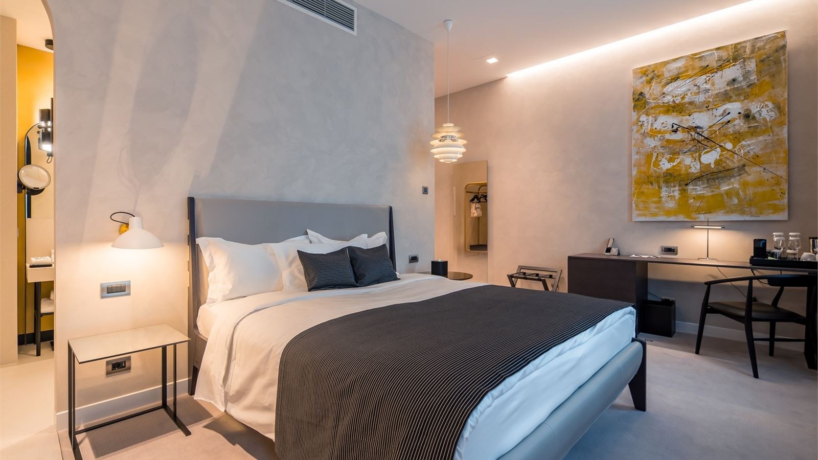 rooms-dbl-monochromefreedom-sq-view