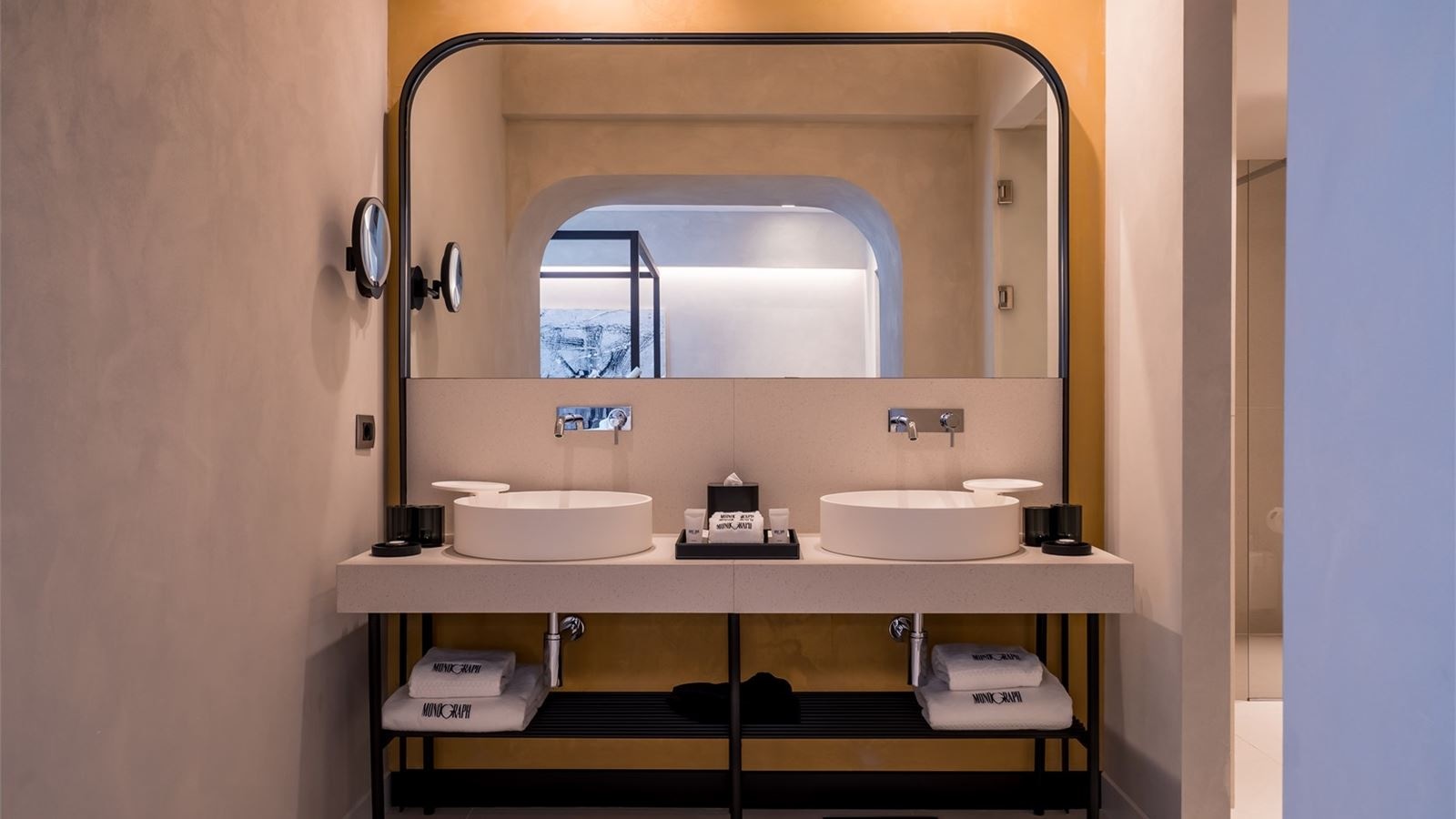 rooms-dbl-chambre-monochrome-freedom-sq-view