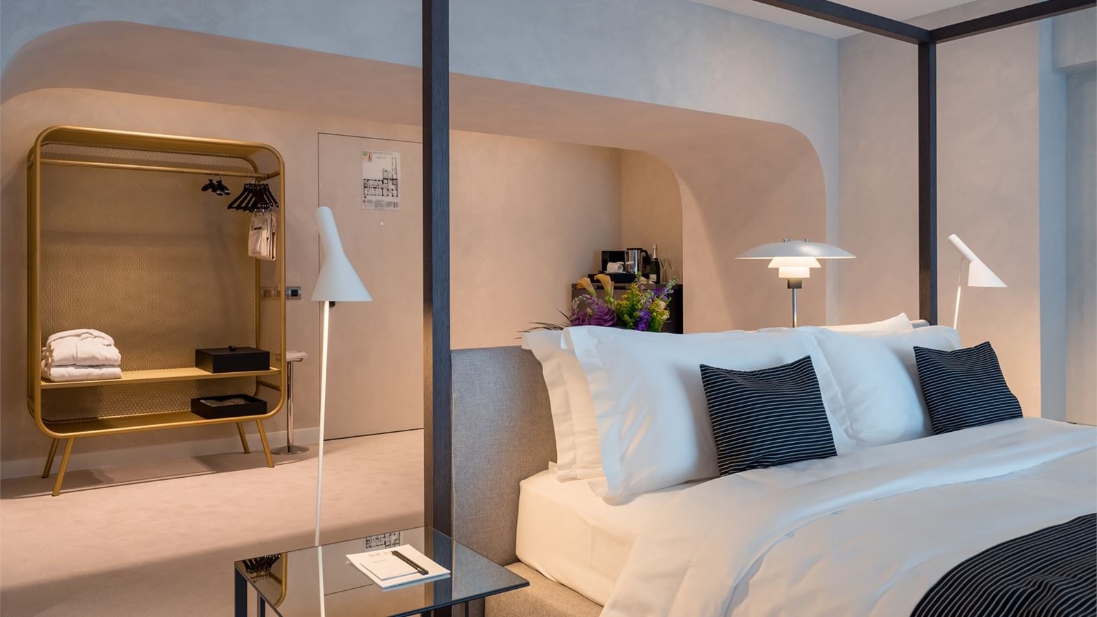 rooms-dbl-chambre-monochrome-freedom-sq-view