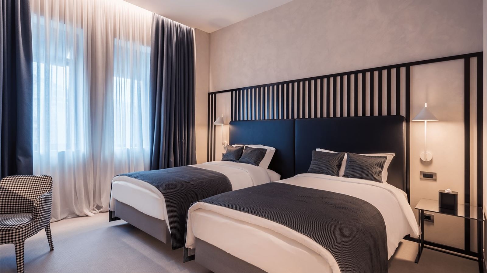 rooms-dbl-monument-freedom-sq-view