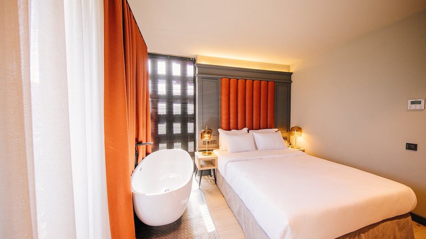 rooms-suite-with-bathtub-dbl