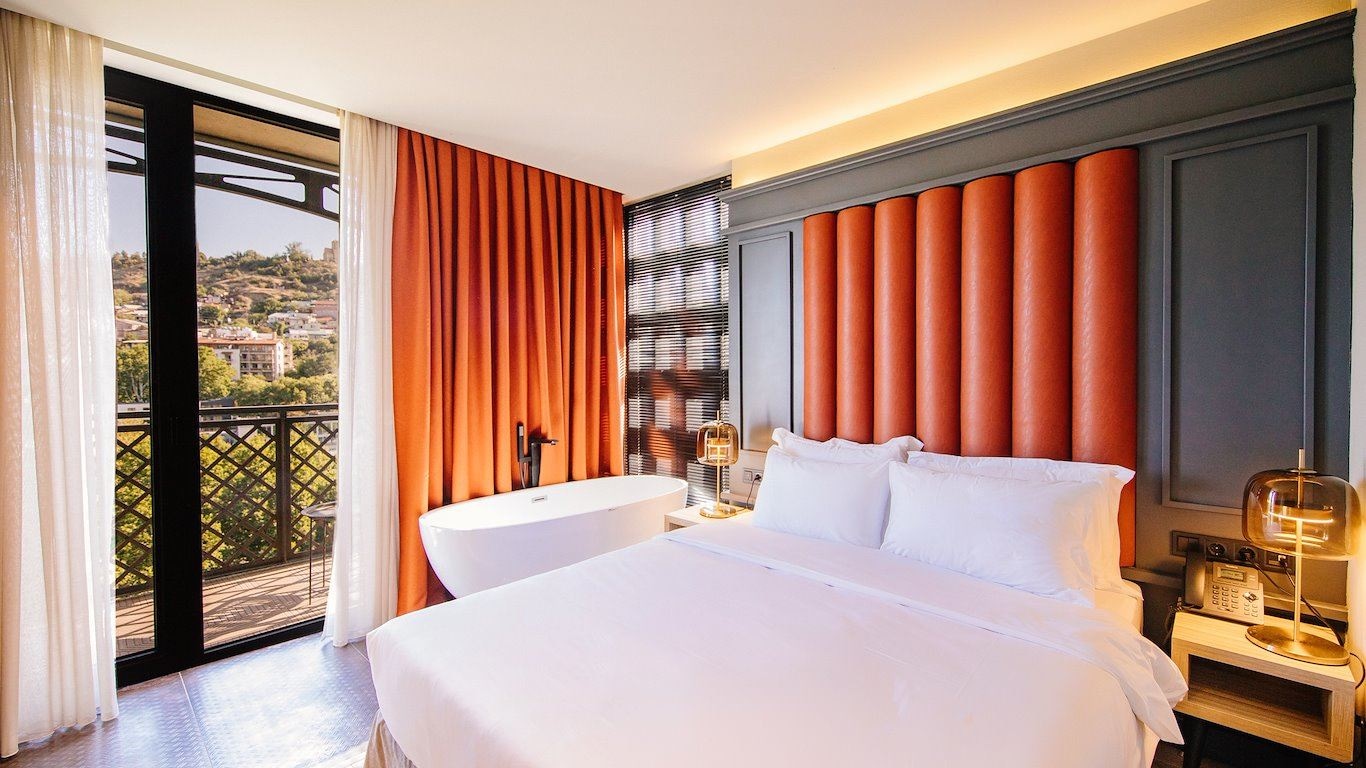 rooms-suite-with-bathtub-dbl