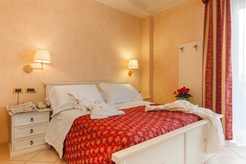 rooms-executive-room-lateral-sea-view-with-balcony