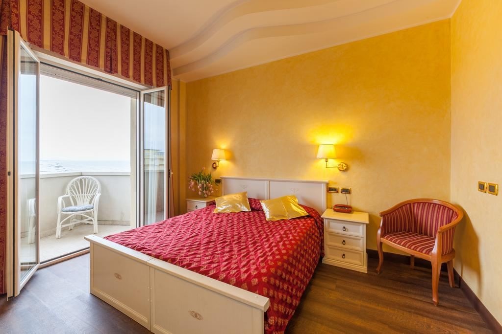 rooms-executive-room-lateral-sea-view-with-balcony