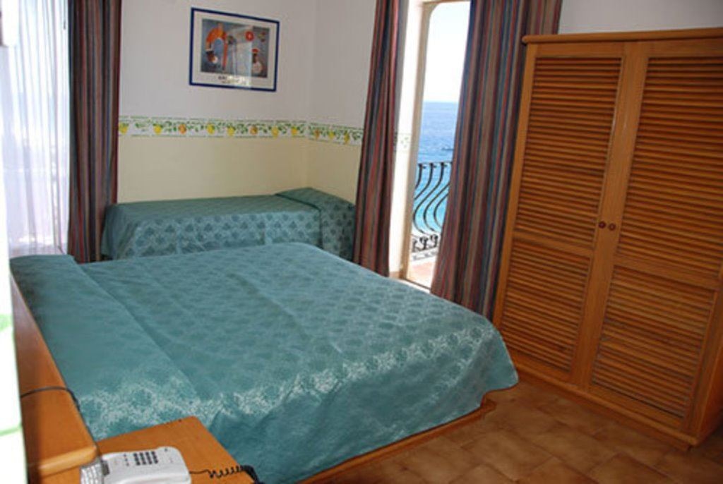 rooms-lateral-sea-view-with-balcony