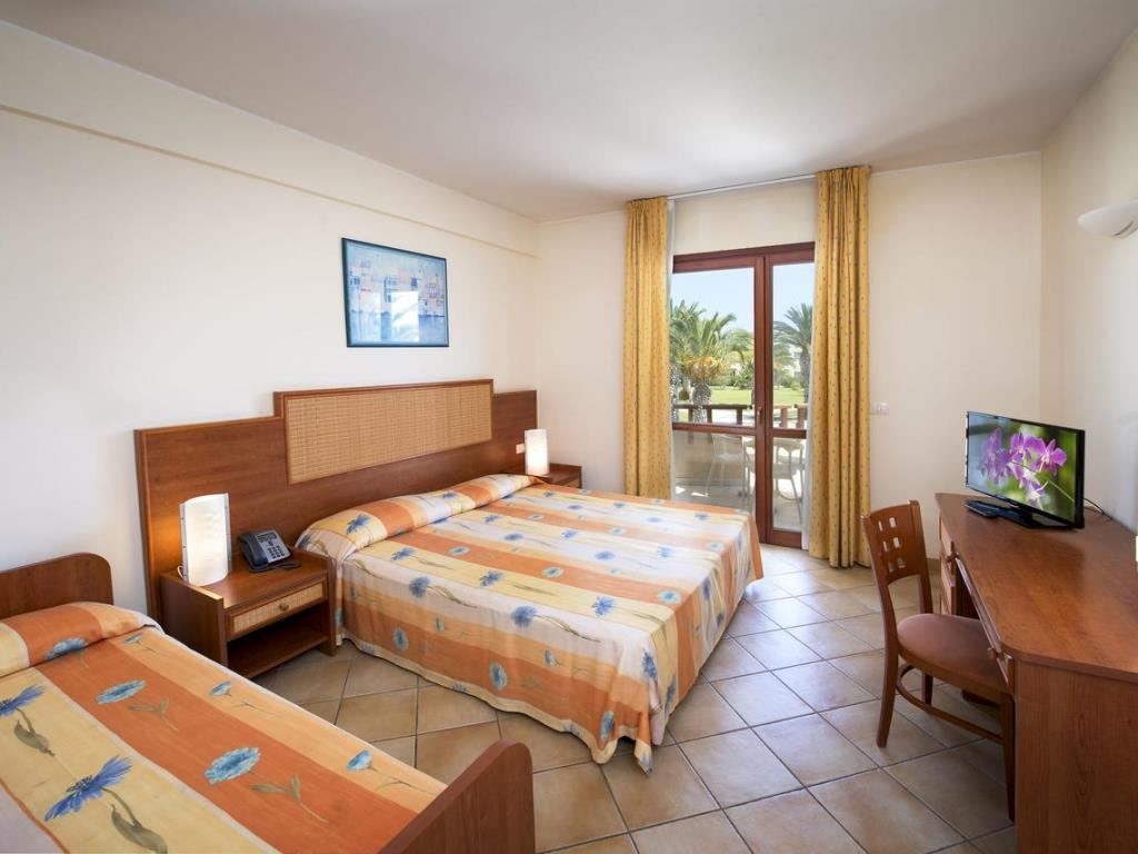 rooms-family-room-garden-view-with-patio-or-terrace