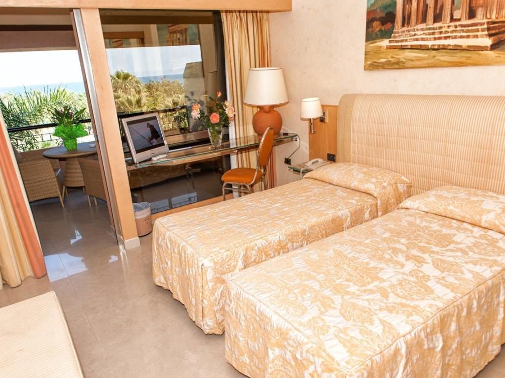 rooms-economy-room-with-terrace-with-promo-op1