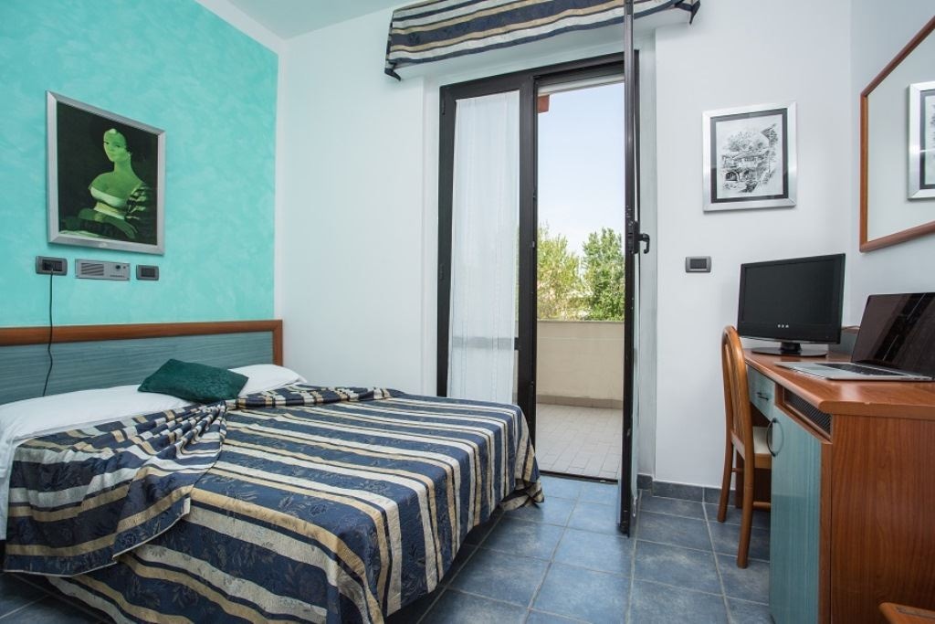 rooms-classic-room-lateral-sea-view-with-balcony