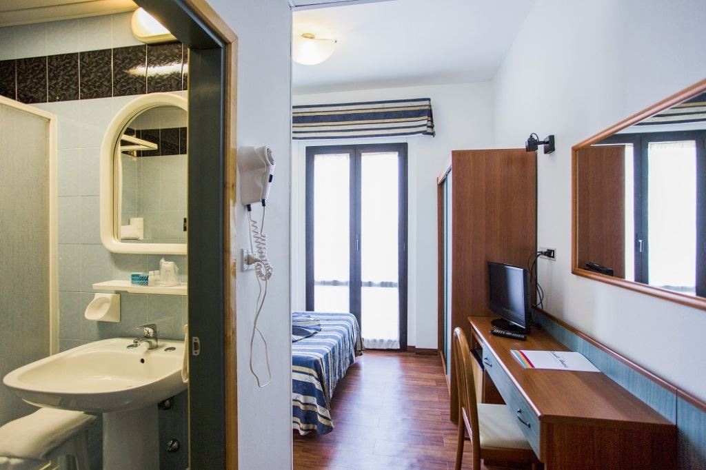 rooms-classic-room-lateral-sea-view-with-balcony