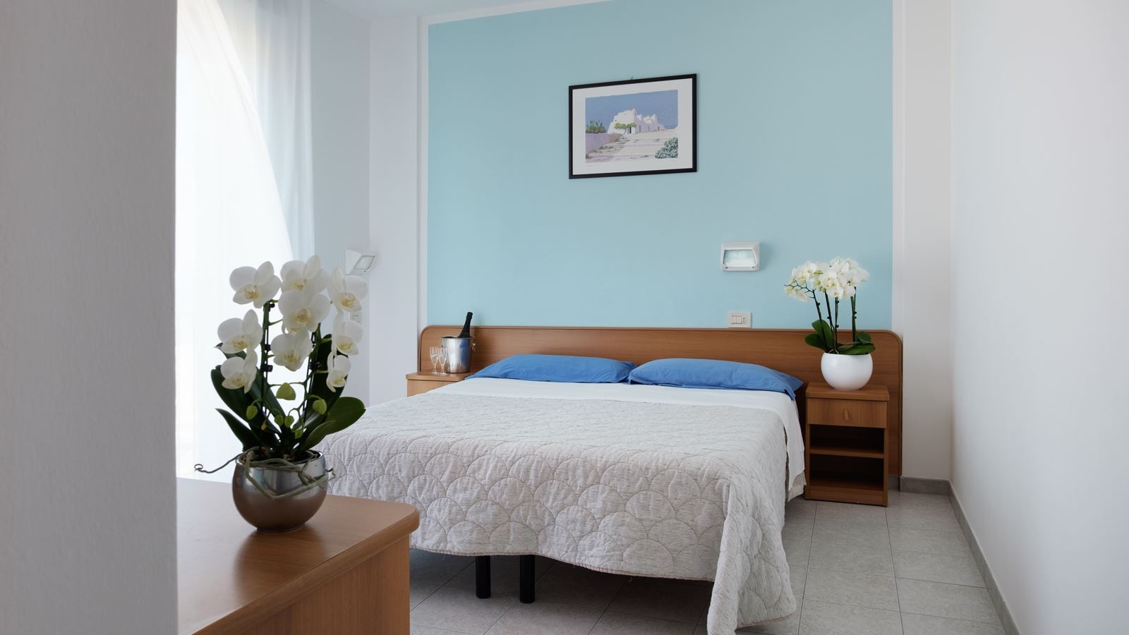 rooms-standard-room-lateral-sea-view-with-balcony