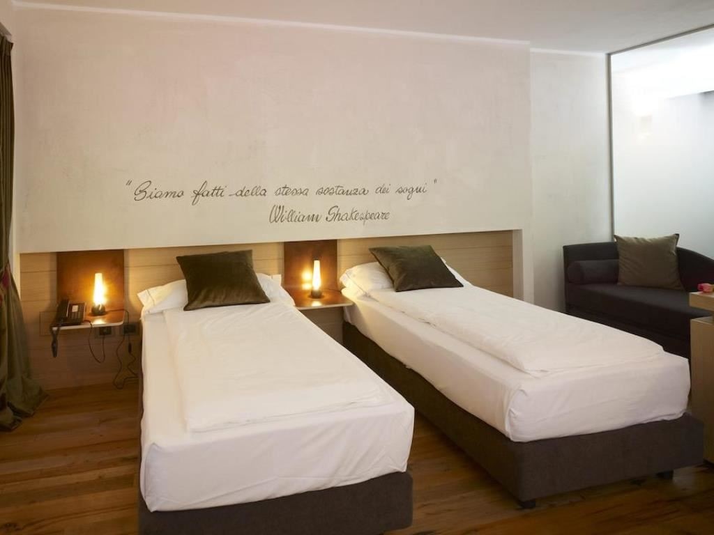 rooms-classic-room-with-balcony-double-single-use