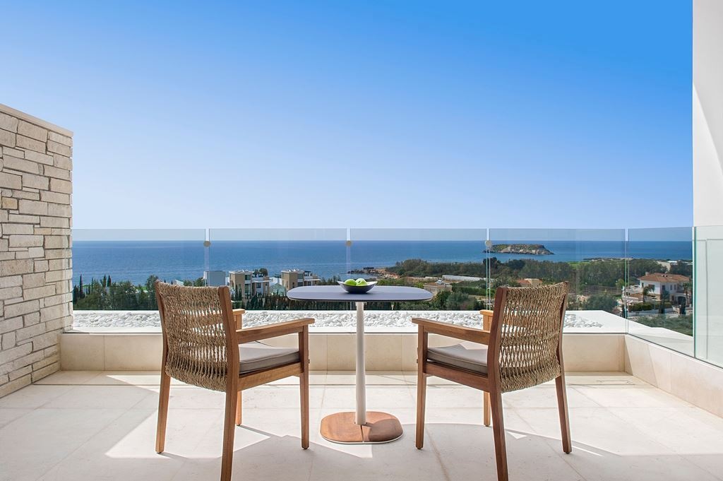 rooms-1-bedroom-suite-balcony-or-terrace