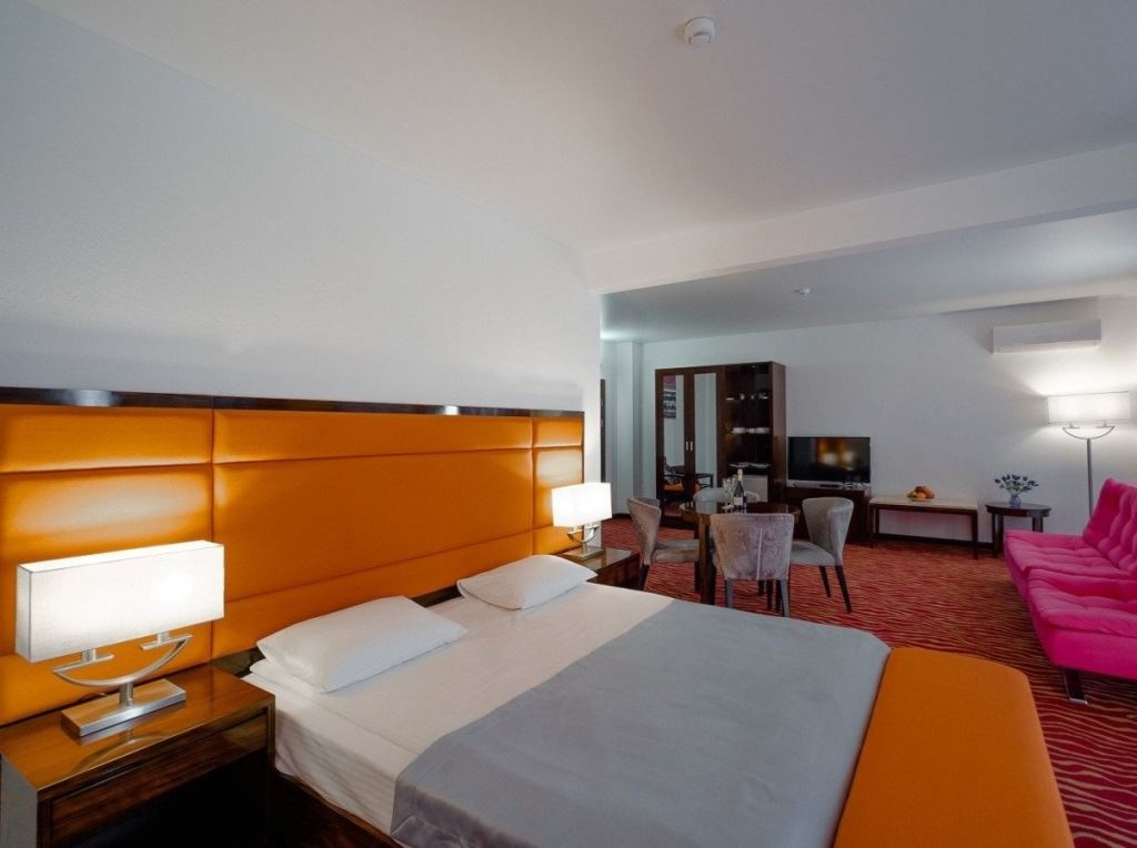 rooms-de-luxe-pool-view