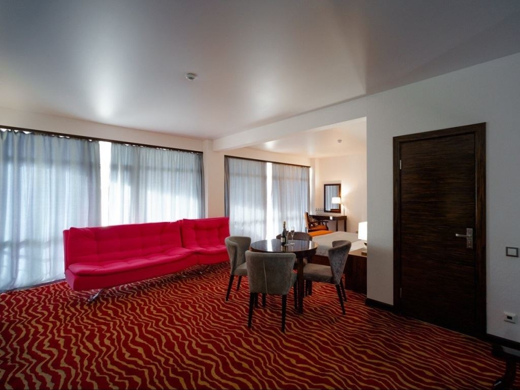 rooms-de-luxe-pool-view