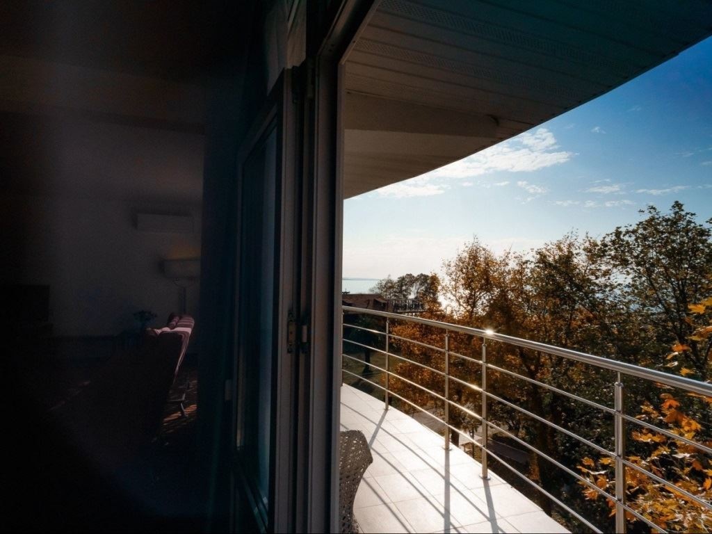rooms-de-luxe-pool-view