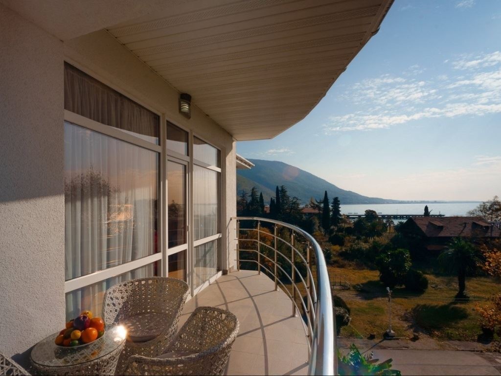 rooms-de-luxe-pool-view