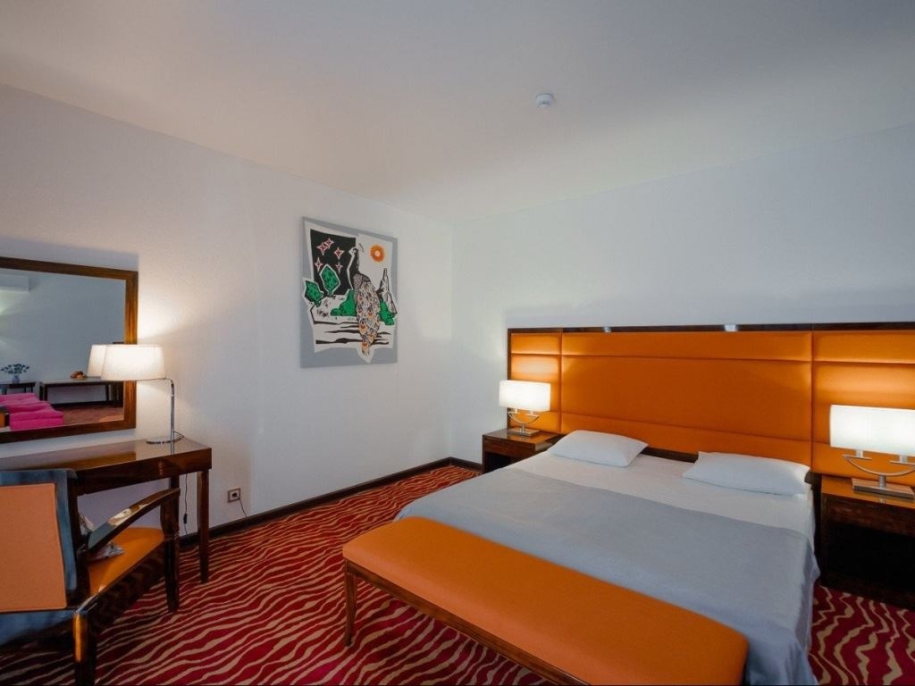 rooms-de-luxe-pool-view