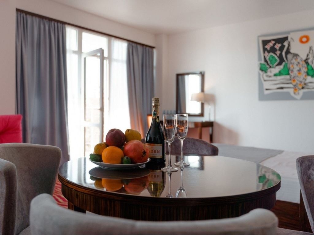 rooms-de-luxe-pool-view