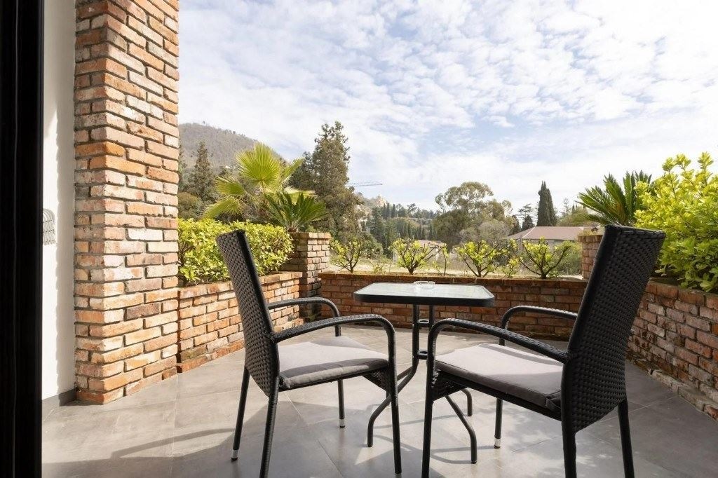 rooms-delux-terrasa-mountein