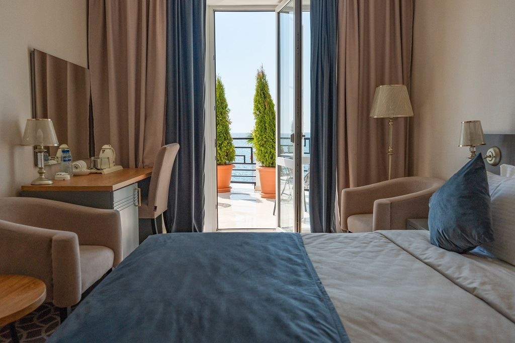 rooms-standart-with-balcony-and-sea-wiue
