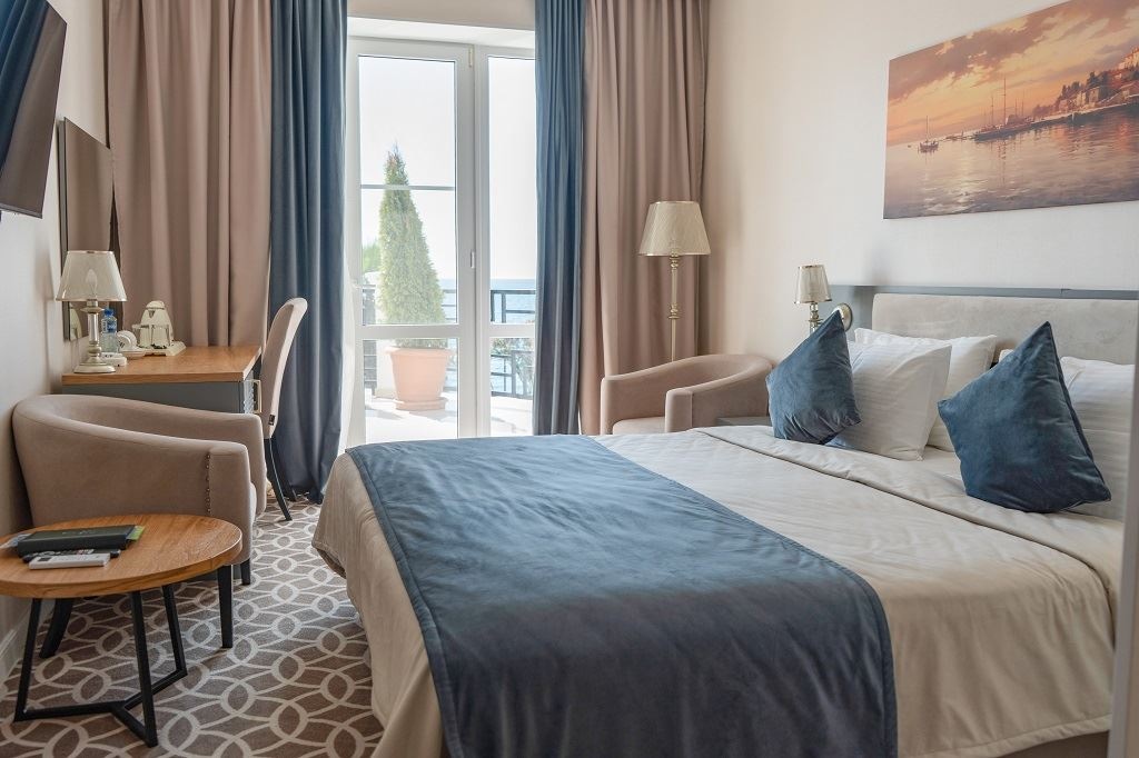 rooms-standart-with-balcony-and-sea-wiue