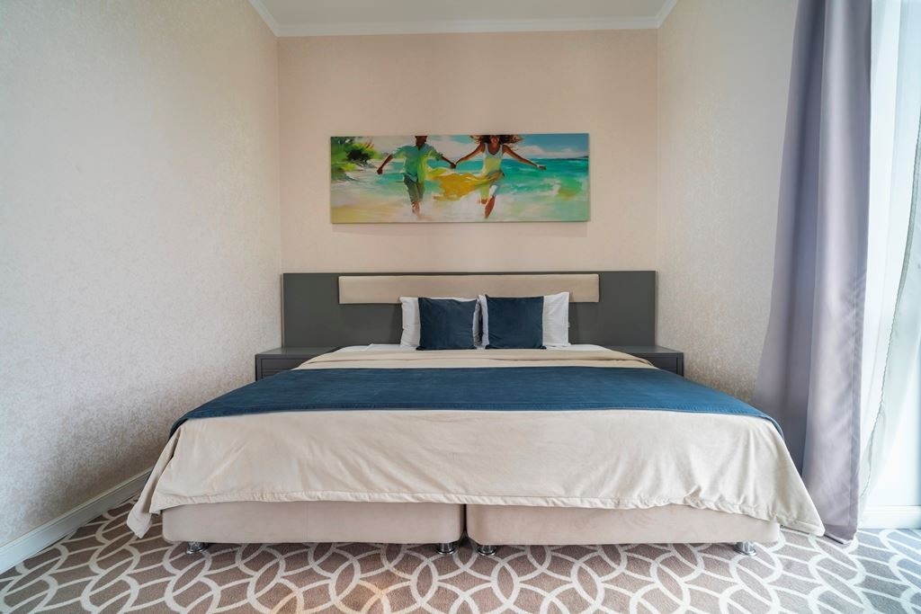 rooms-luxe-with-balcony