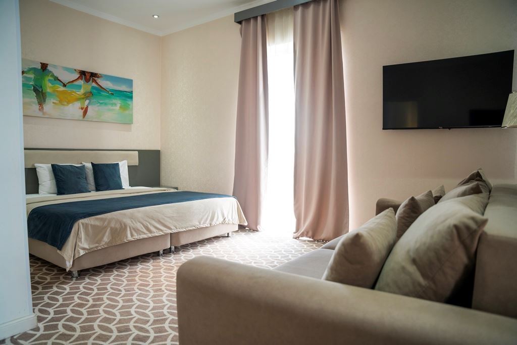 rooms-luxe-with-balcony