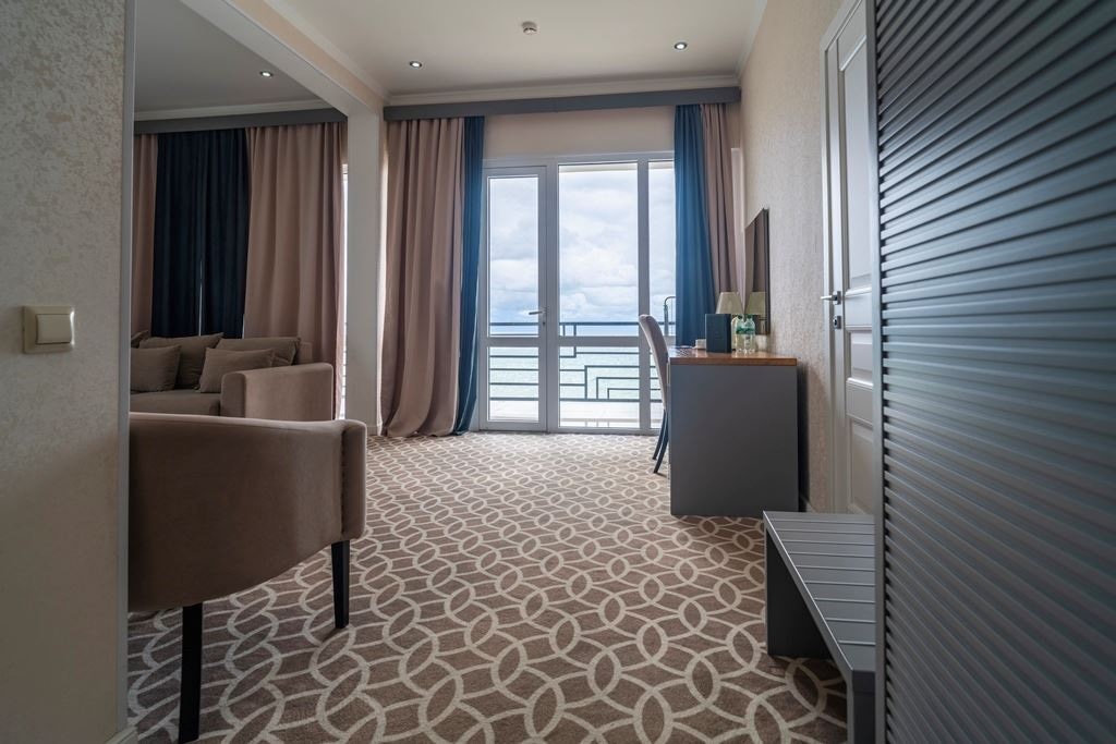 rooms-luxe-with-balcony