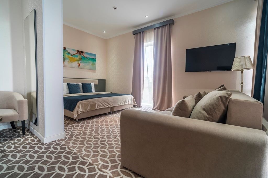 rooms-luxe-with-balcony