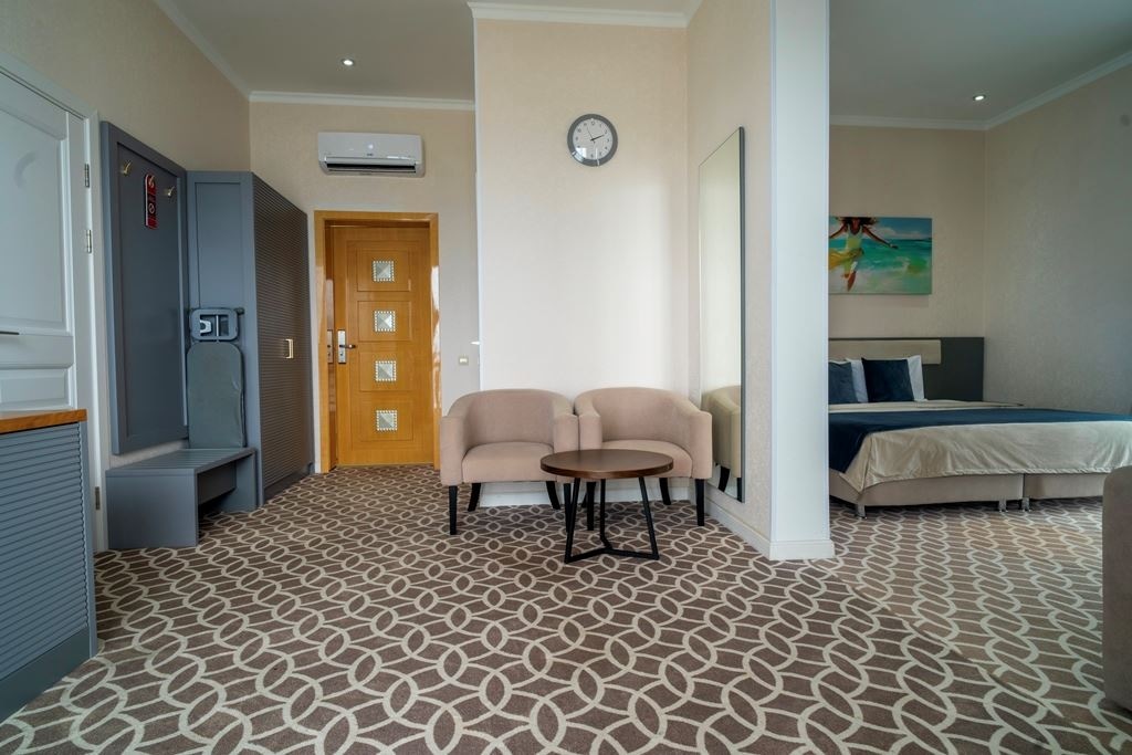 rooms-luxe-with-balcony