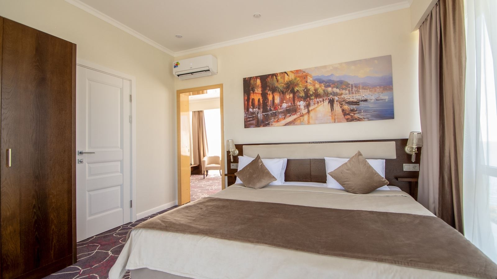 rooms-luxe-with-balcony