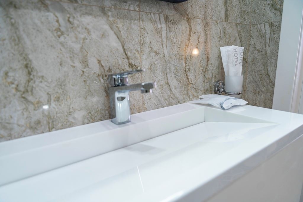 rooms-luxe-with-balcony